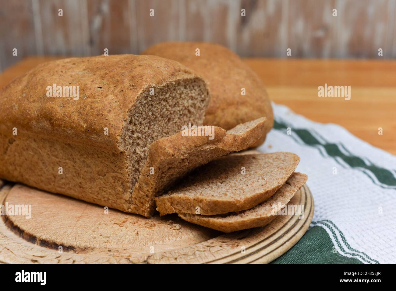 Pan recién horneado en casa hecho con ingredientes naturales orgánicos Foto de stock
