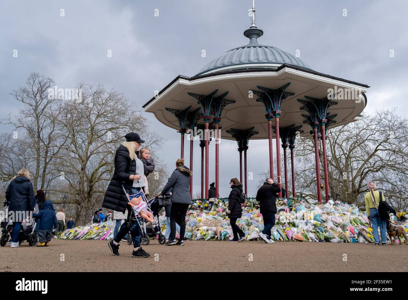 Se dejan ramos de flores en el bandstand de Clapham Common para la mujer asesinada Sarah Everard el 15th de marzo de 2021, en Londres, Reino Unido. El bandstand de Clapham Common fue escenario el sábado para una vigilia nocturna de mujeres londinenses, pero fue roto debido a las restricciones del gobierno de Covid. Foto de stock