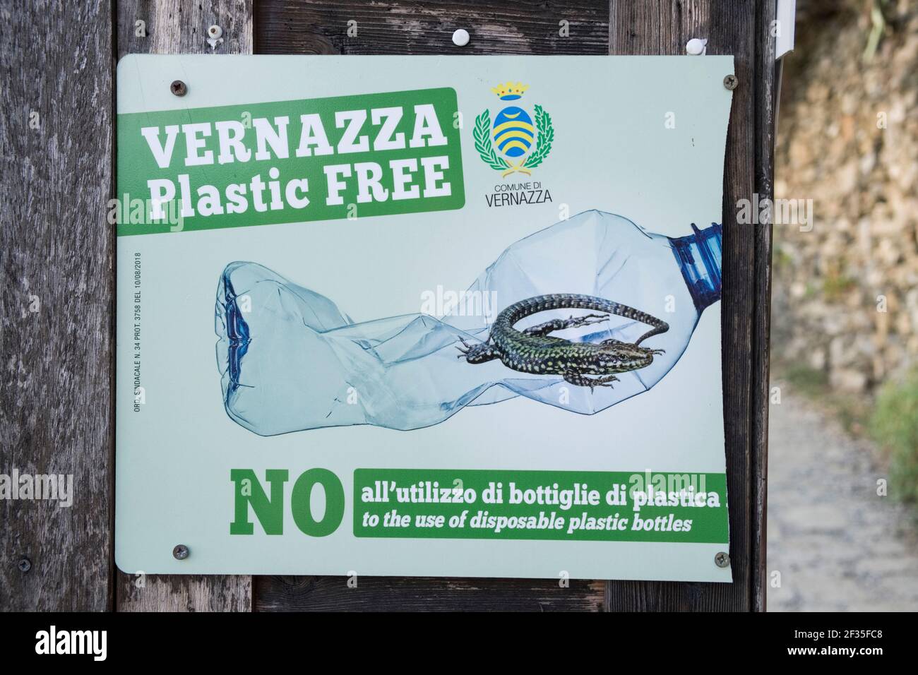 Italia, Liguria, zona costera Cinque Terre (las cinco tierras): Campaña contra el uso de botellas de plástico en Vernazza, en el Parque Nacional Cinque Terre Foto de stock
