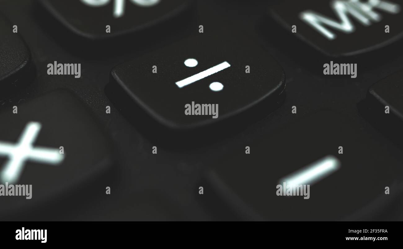 Signo de división y primer plano de símbolo en el teclado de la calculadora  Fotografía de stock - Alamy