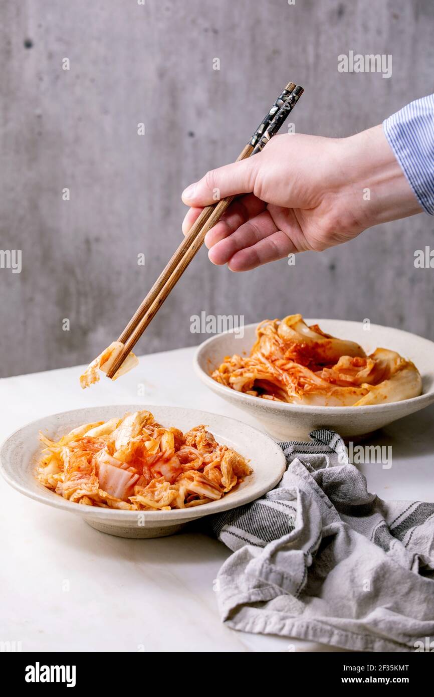 Repollo kimchi fermentado coreano Foto de stock