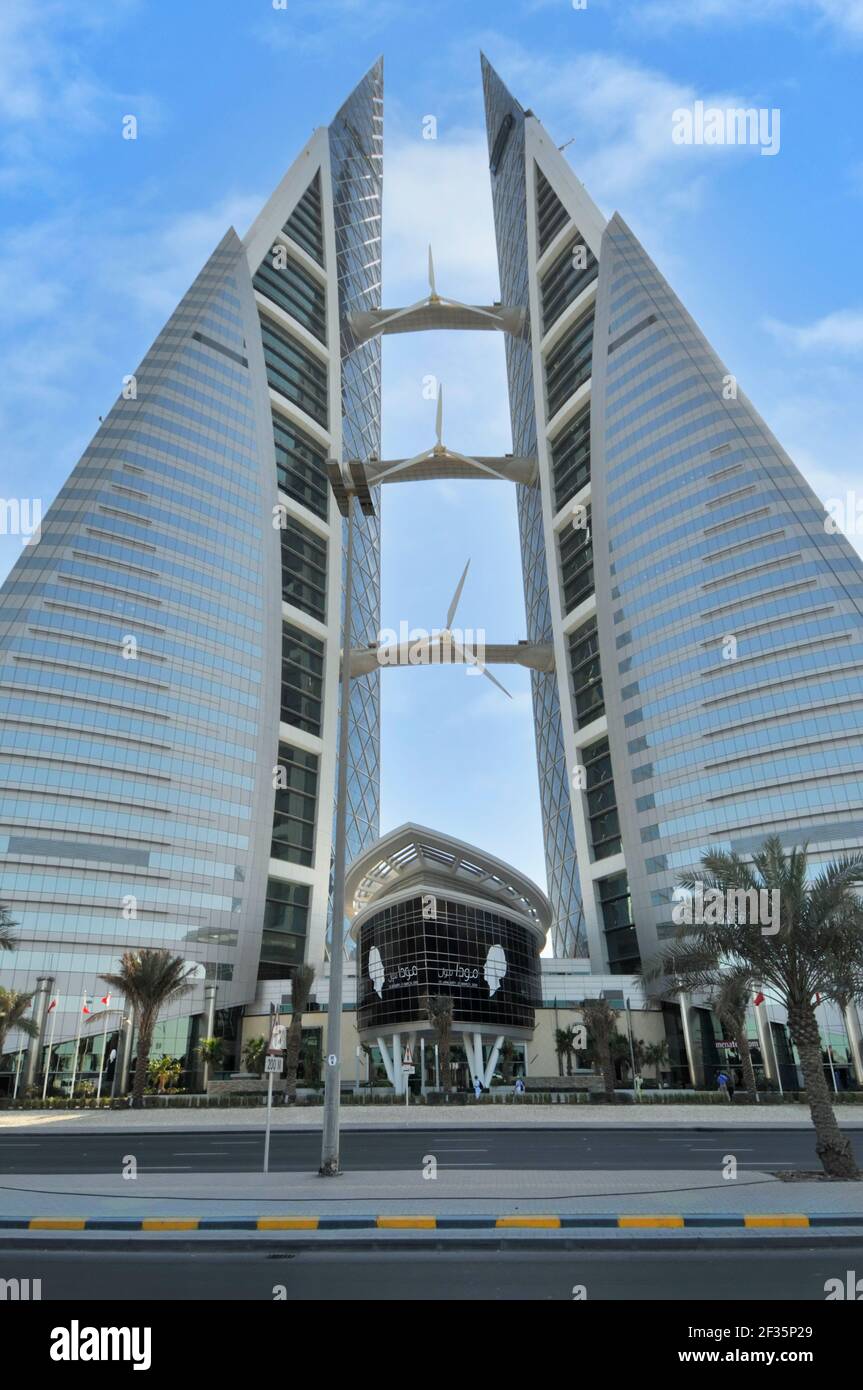 World Trade Center twin se eleva un edificio de oficinas con rascacielos Turbinas eólicas integradas en tres puentes de Manama en la isla de Bahréin Golfo Arábigo Foto de stock