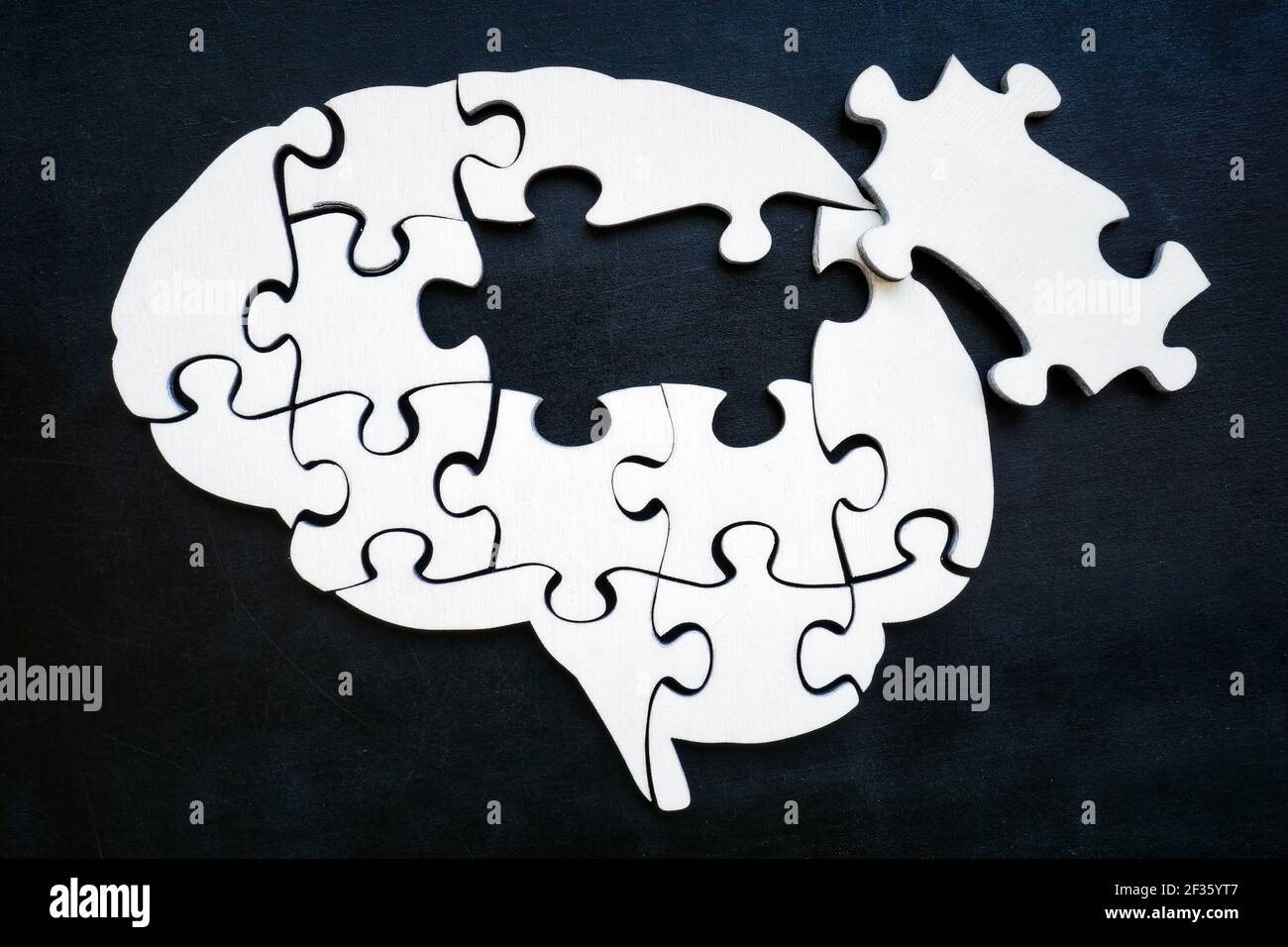 Cerebro de piezas de rompecabezas con una falta. Problemas de memoria y enfermedad de Alzheimer. Foto de stock