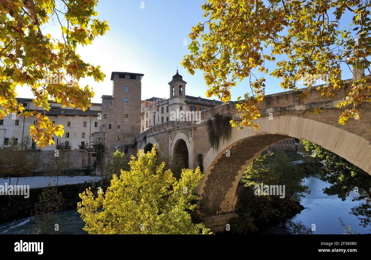 italia, roma, río tíber, isola tiberina, pons fabricius puente en otoño Foto de stock