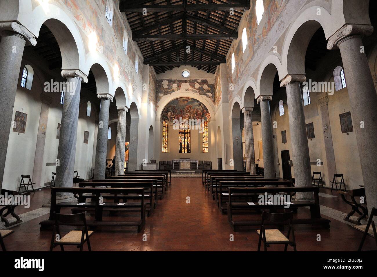 italia, roma, iglesia de san giovanni a porta latina, interior Foto de stock