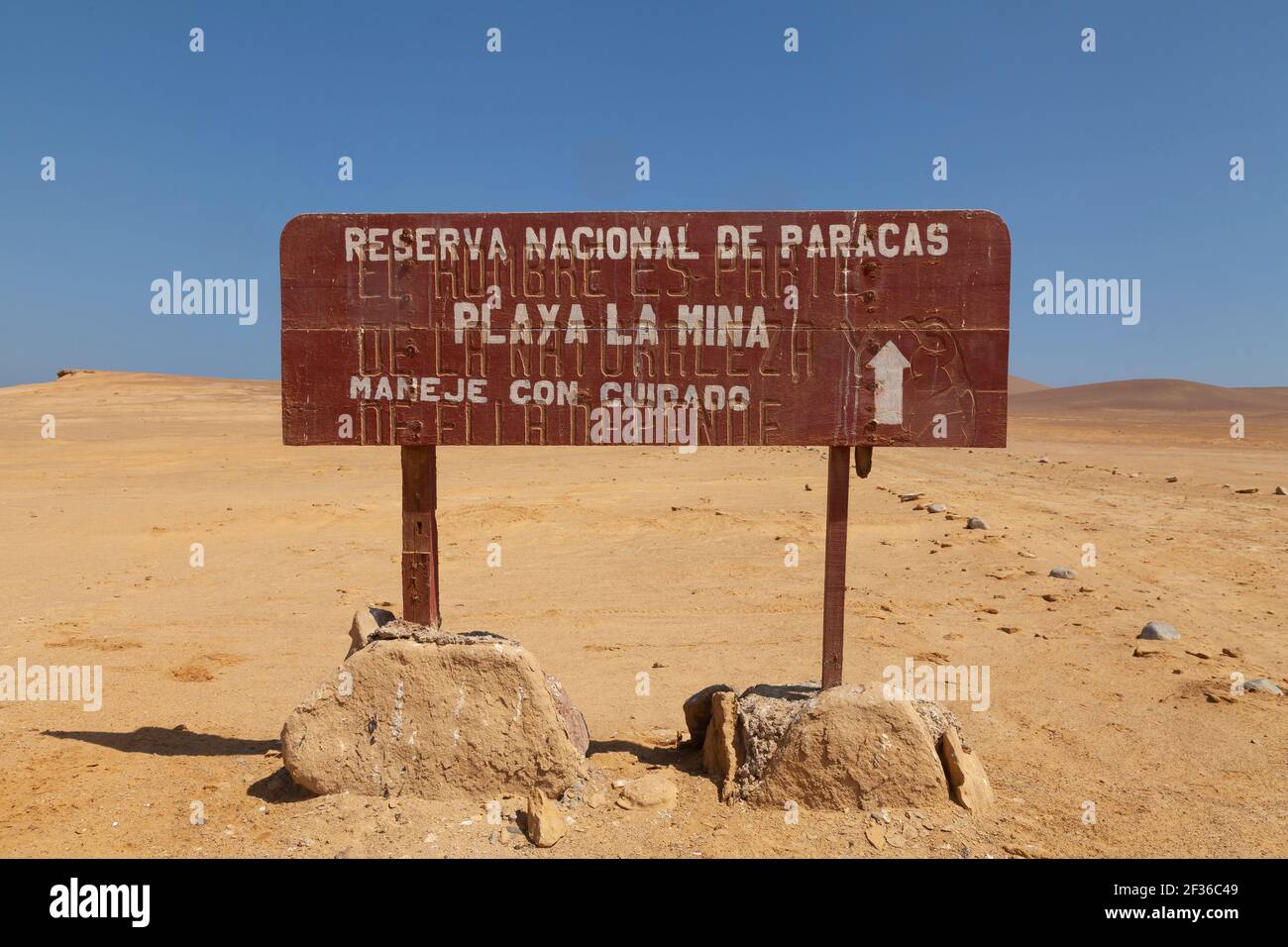 Paracas, Perú - 17 de abril de 2014: Antiguo letrero de información al visitante, en medio del desierto de Paracas, cerca de Playa las Minas, en la Reserva Nacional de Paracas Foto de stock