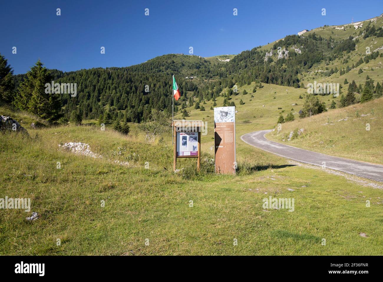 Trincheras de la primera Guerra Mundial cerca de Monte Grappa, Provincia de Treviso, Región del Véneto, Italia Foto de stock