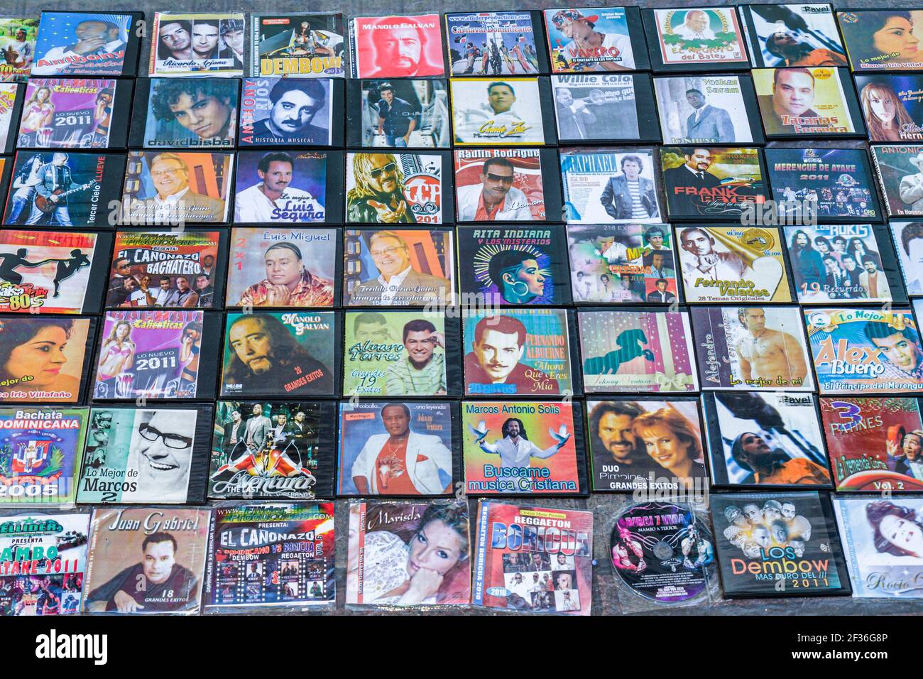 Cds de musica fotografías e imágenes de alta resolución - Alamy