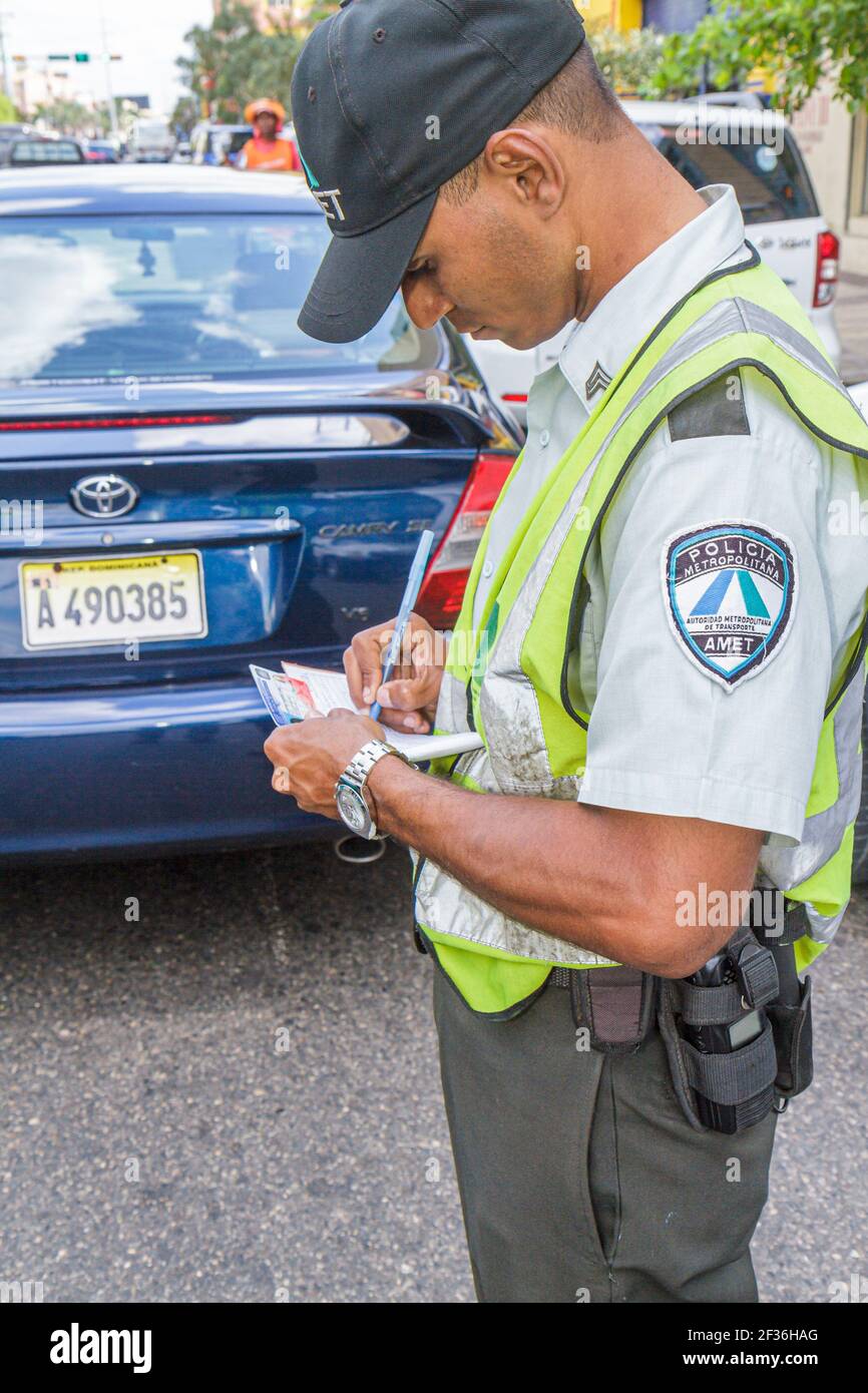 Santo Domingo República Dominicana, Avenida México, oficial de la Policía Metropolitana, venta de entradas para el estacionamiento chaleco reflectante, Foto de stock