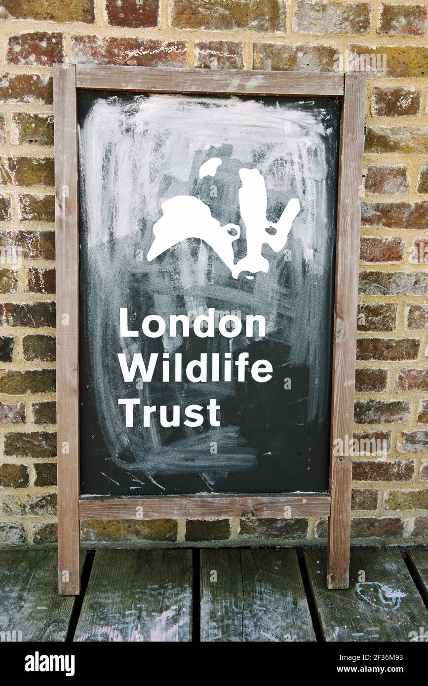 London Wildlife Trust escrito en pizarra fuera de la Casa del Carbón Café Woodberry Wetlands Stoke Newington London Borough of Hackney Foto de stock