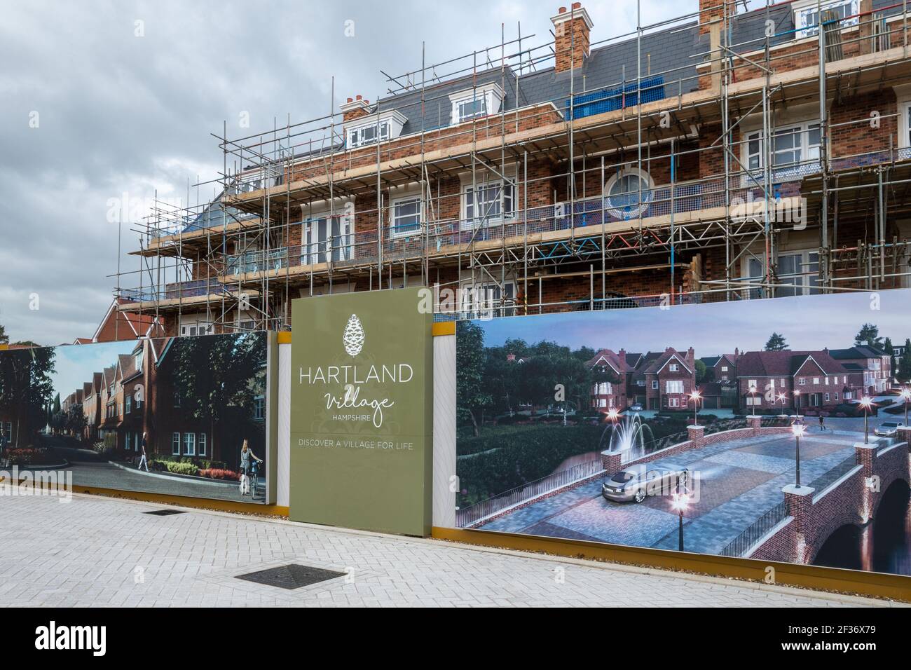 Hartland Village, nuevo desarrollo de viviendas cerca de Fleet en Hampshire, Inglaterra, Reino Unido Foto de stock