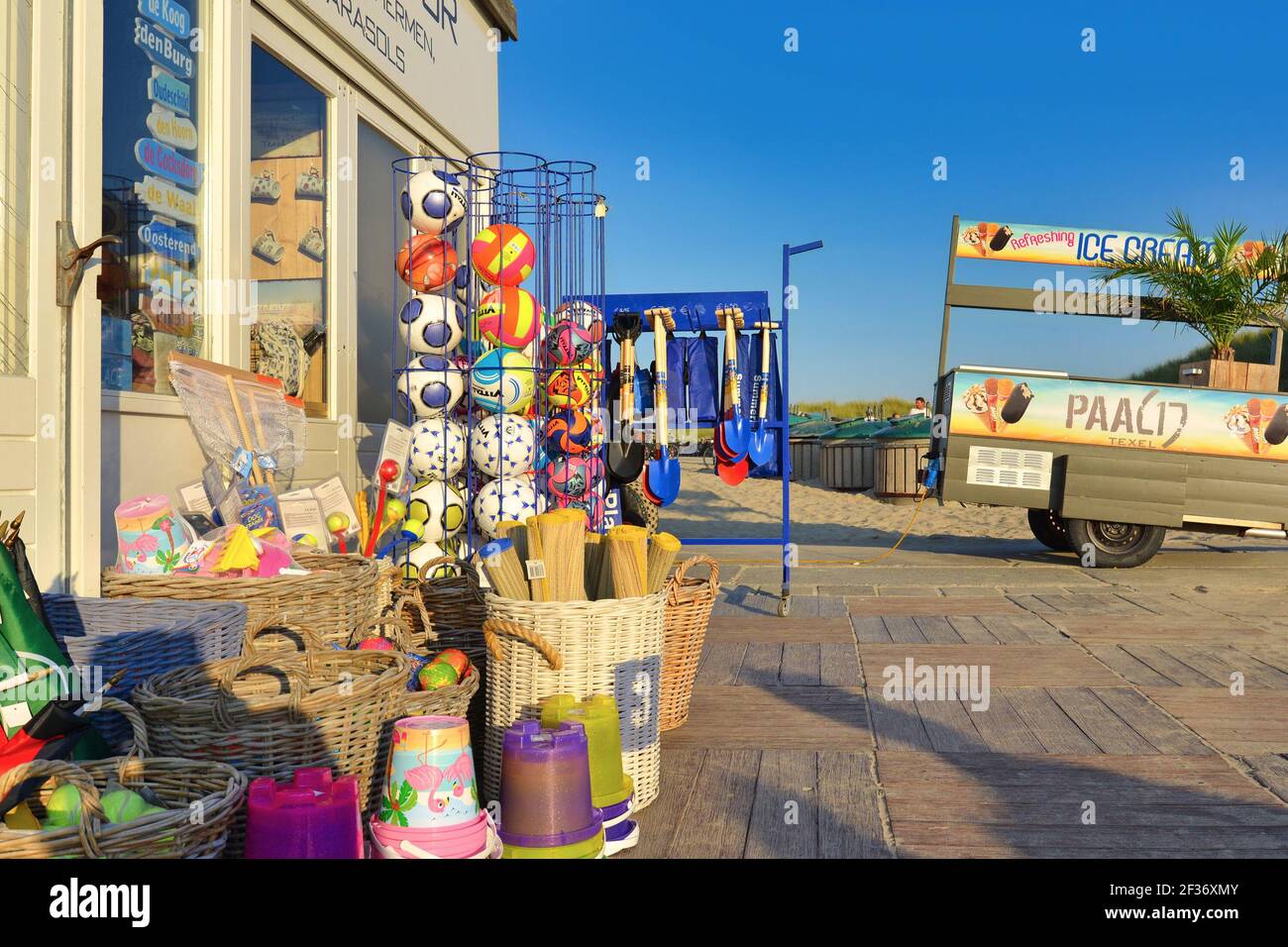 Texel, países Bajos - 2019 de agosto: Quiosco en la playa 'Paal 17' que vende helados, bebidas, aperitivos y recuerdos turísticos y juguetes en la isla Texel Foto de stock