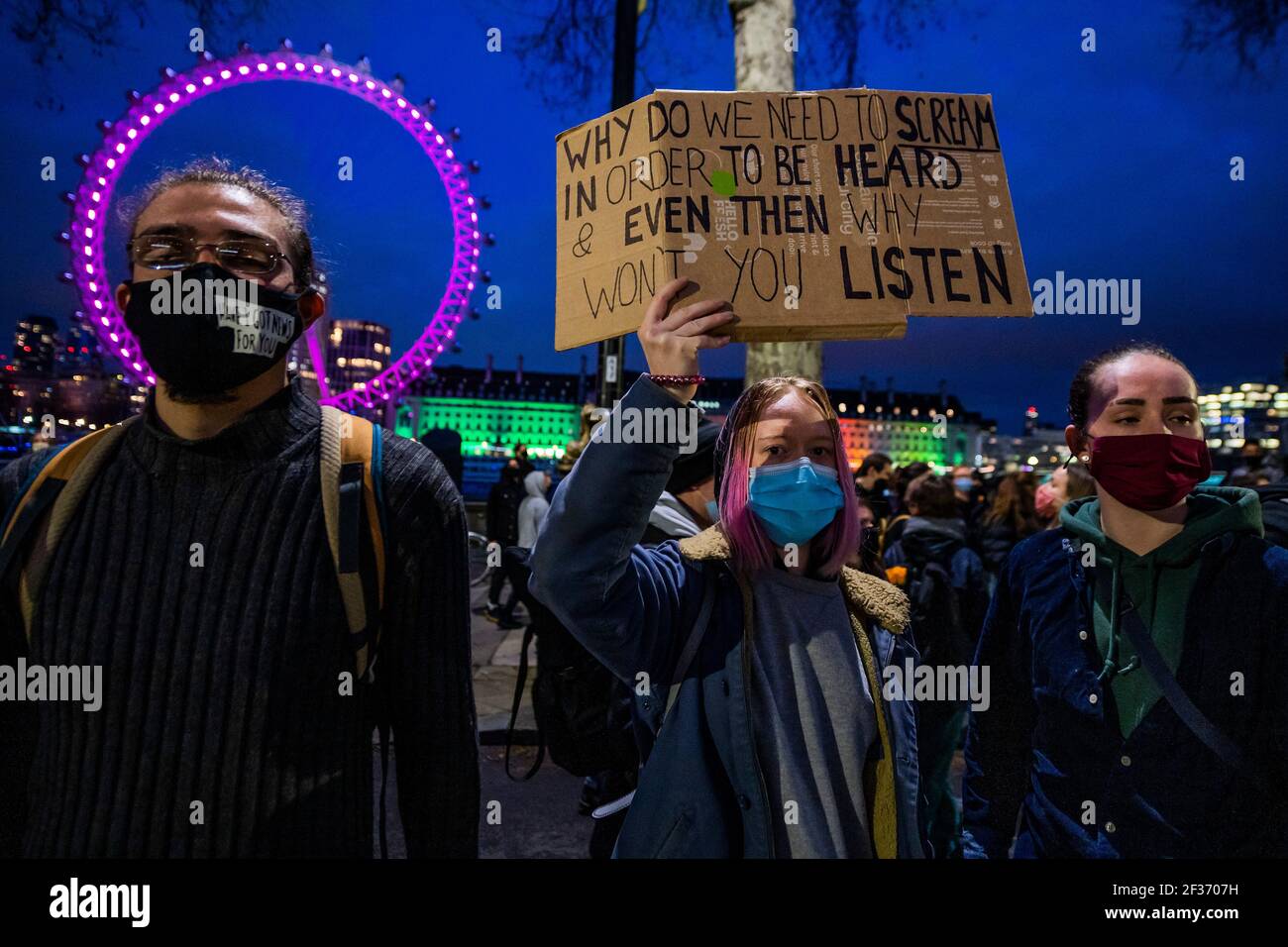 Londres, Reino Unido. 15th de marzo de 2021. La protesta sale de Parliament Square y se dirige al puente de Westminster y luego a New Scotland Yard. Protestas en el centro de Londres después de que la policía limpiara la vigilia en el Banstand de Clapham Common para Sarah Everard. Coinciden con el debate en Parlaiment sobre un nuevo proyecto de ley que muchos creen que restringirá fuertemente las protestas pero hará poco por las mujeres víctimas de delitos. Crédito: Guy Bell/Alamy Live News Foto de stock