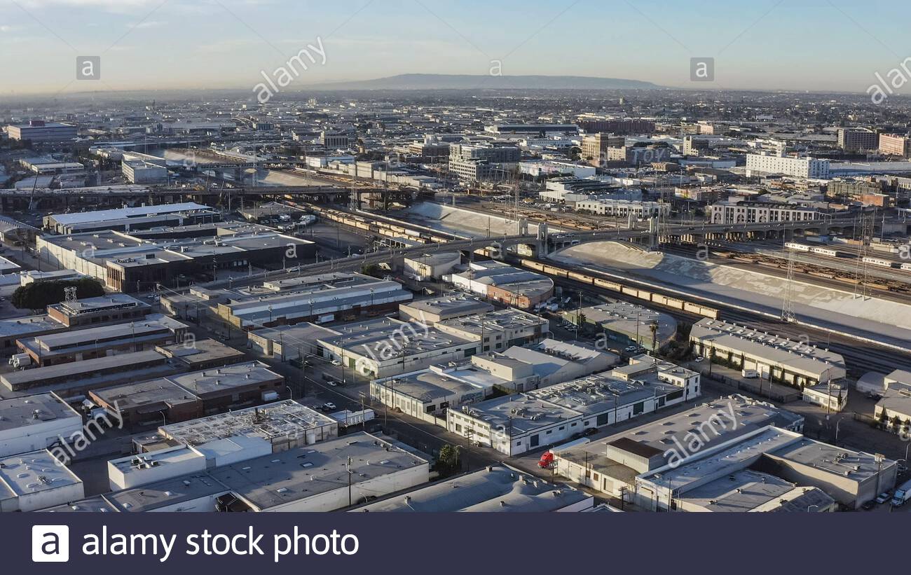 Centro de los Ángeles en la luz de la mañana como se ve desde el este a través del río LA - Time Consaladed, los Angeles, California, Estados Unidos (EE.UU.) Foto de stock