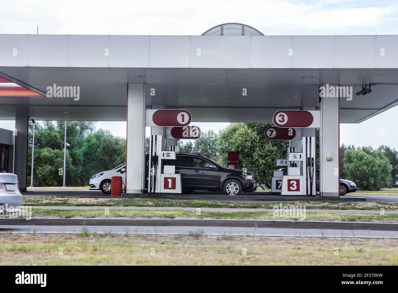 los coches son reabastecidos con gasolina en la gasolinera Foto de stock