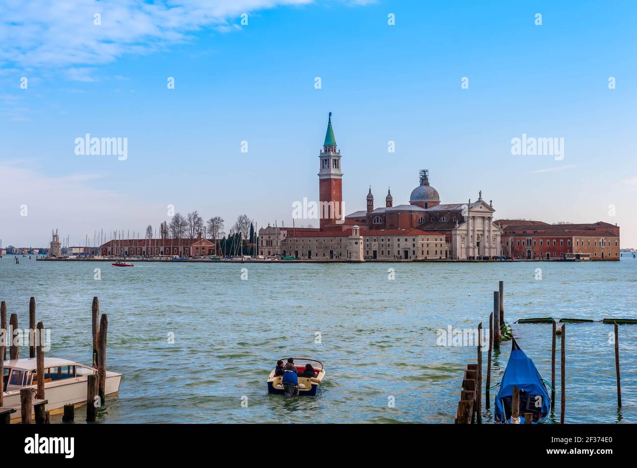 Isla de San Giorgio Maggiore en el fondo en la laguna de Venecia en Veneto, Italia Foto de stock