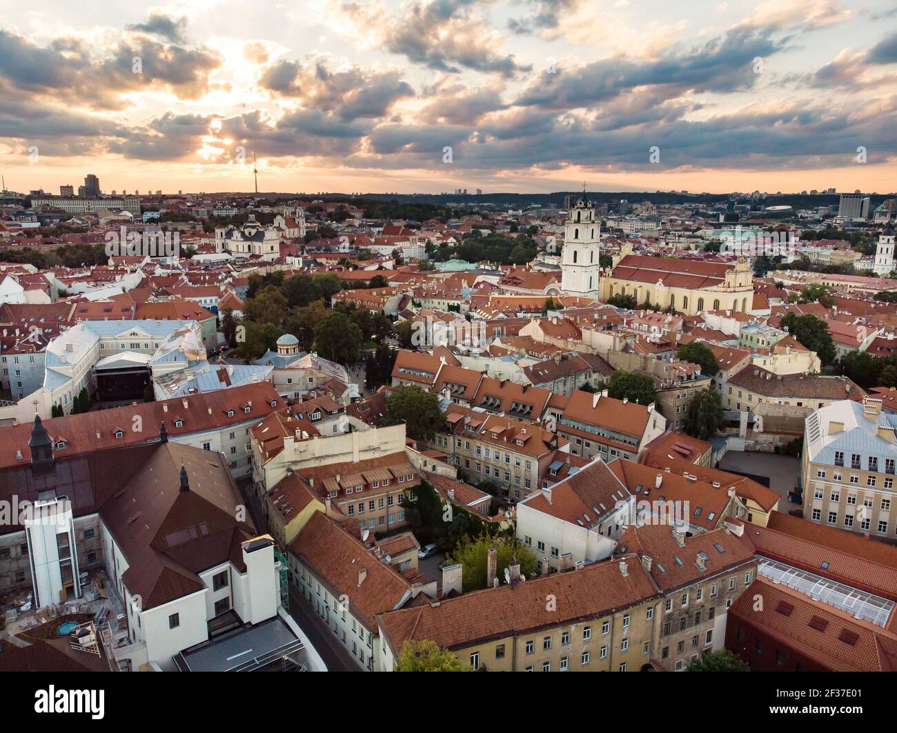 Vista aérea del casco antiguo de Vilnius, una de las ciudades medievales más grandes del norte de Europa. Paisaje veraniego del casco antiguo de la ciudad, inscrito en la UNESCO Foto de stock
