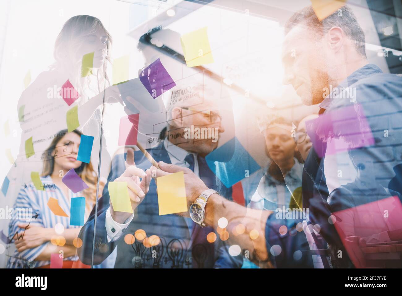 Equipo de empresarios trabajan juntos. Concepto de trabajo en equipo, asociación y éxito Foto de stock
