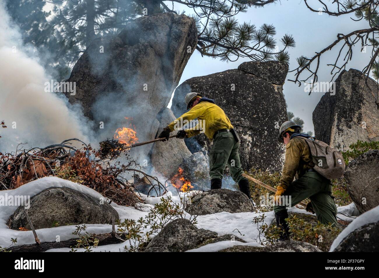 South Lake Tahoe, California, Estados Unidos. 12th de febrero de 2020. Los bomberos MIKE WICKS y MARK WAITE usan rastrillos para controlar un incendio en una quemadura prescrita en el Parque Bi-State Van Sickle en South Lake Tahoe. 'No es un asunto pequeño; estás prendiendo fuego al paisaje', dijo Anthony Scardina, subforester del Servicio Forestal de los Estados Unidos en California. "Hay riesgos y tenemos que gestionar esos riesgos y seguir los protocolos y ver si esos riesgos valen la pena". Crédito: Renee C. Byer/Sacramento Bee/ZUMA Wire/Alamy Live News Foto de stock