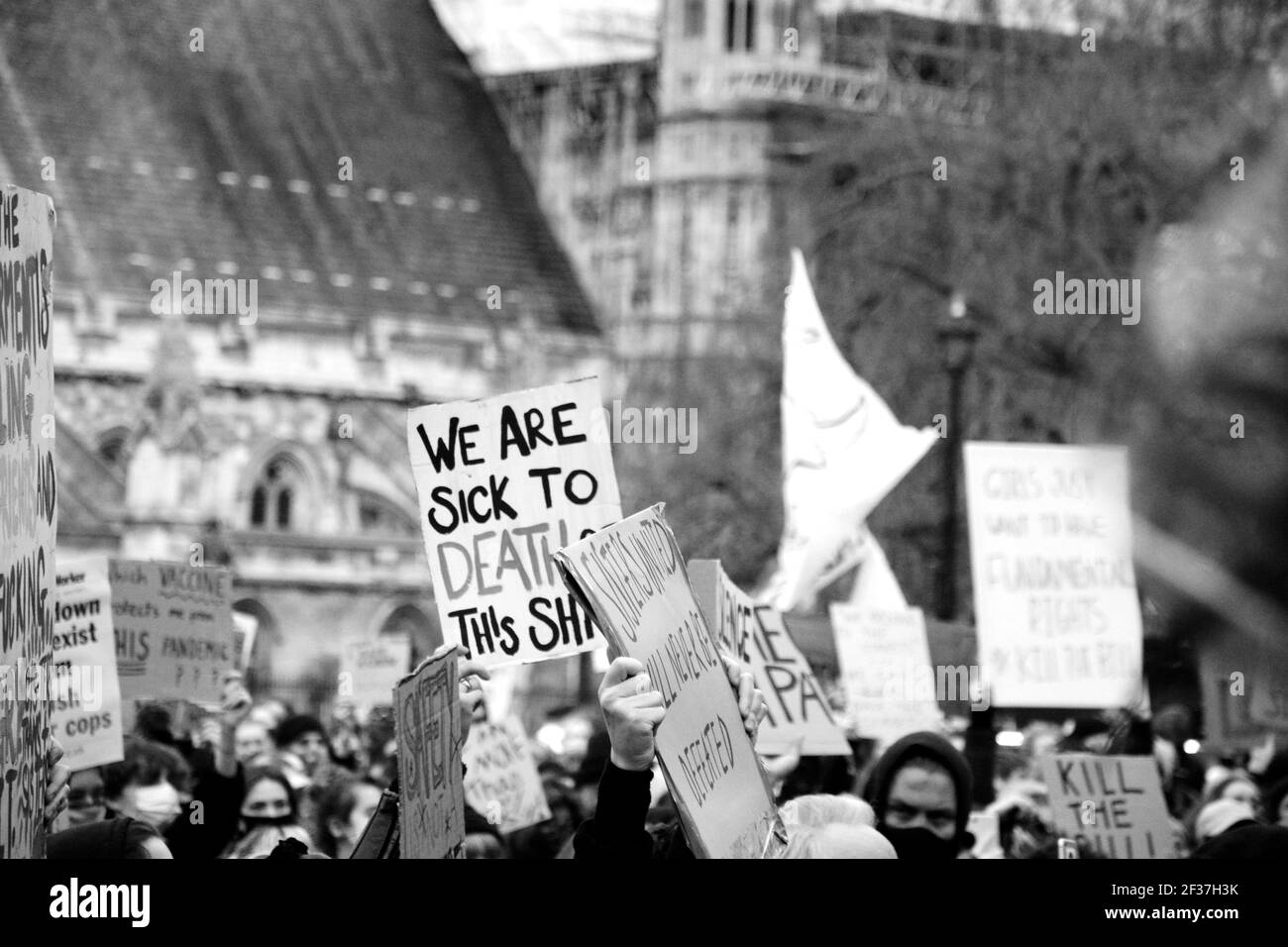 Cientos de personas se reunieron en la Plaza del Parlamento en una vigilia para Sarah Everard, pero también para mostrar preocupación por el nuevo proyecto de ley de delincuencia que está a punto de ser introducido. Foto de stock