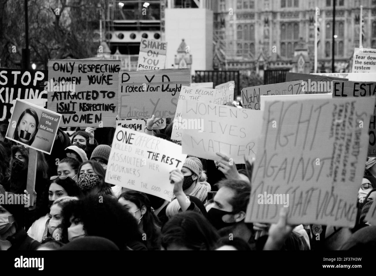 Cientos de personas se reunieron en la Plaza del Parlamento en una vigilia para Sarah Everard, pero también para mostrar preocupación por el nuevo proyecto de ley de delincuencia que está a punto de ser introducido. Foto de stock