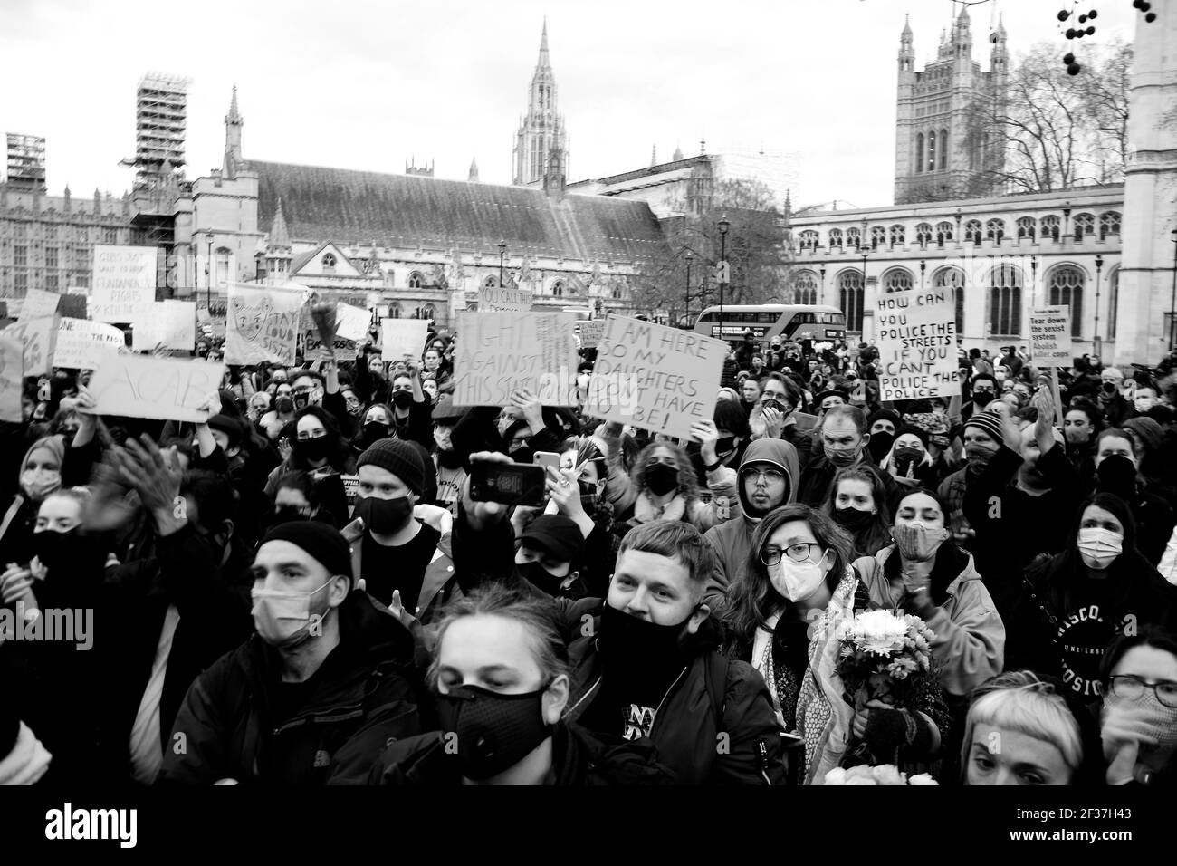 Cientos de personas se reunieron en la Plaza del Parlamento en una vigilia para Sarah Everard, pero también para mostrar preocupación por el nuevo proyecto de ley de delincuencia que está a punto de ser introducido. Foto de stock