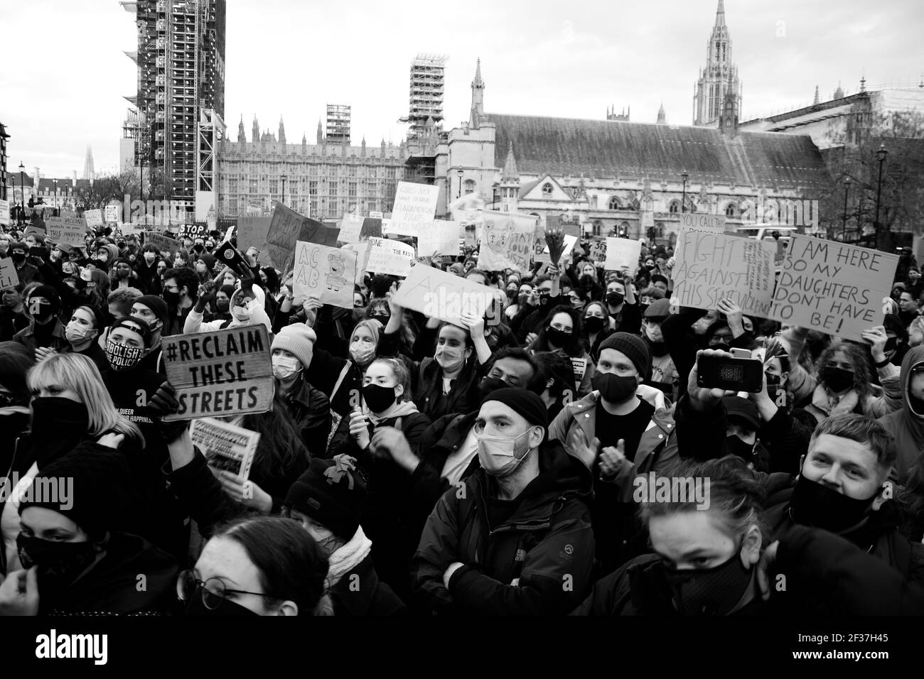 Cientos de personas se reunieron en la Plaza del Parlamento en una vigilia para Sarah Everard, pero también para mostrar preocupación por el nuevo proyecto de ley de delincuencia que está a punto de ser introducido. Foto de stock