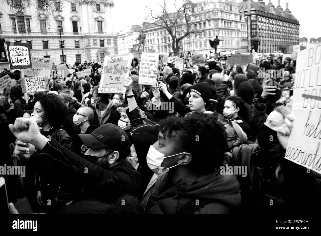 Cientos de personas se reunieron en la Plaza del Parlamento en una vigilia para Sarah Everard, pero también para mostrar preocupación por el nuevo proyecto de ley de delincuencia que está a punto de ser introducido. Foto de stock