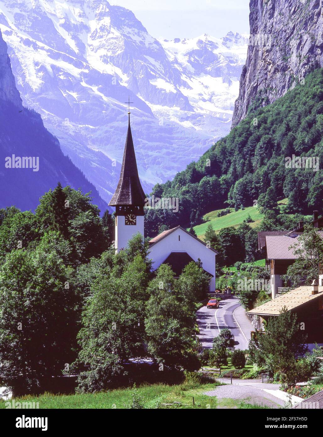 Iglesia y montañas, Valle de Lauterbrunnen, Lauterbrunnen, Berna, Suiza Foto de stock