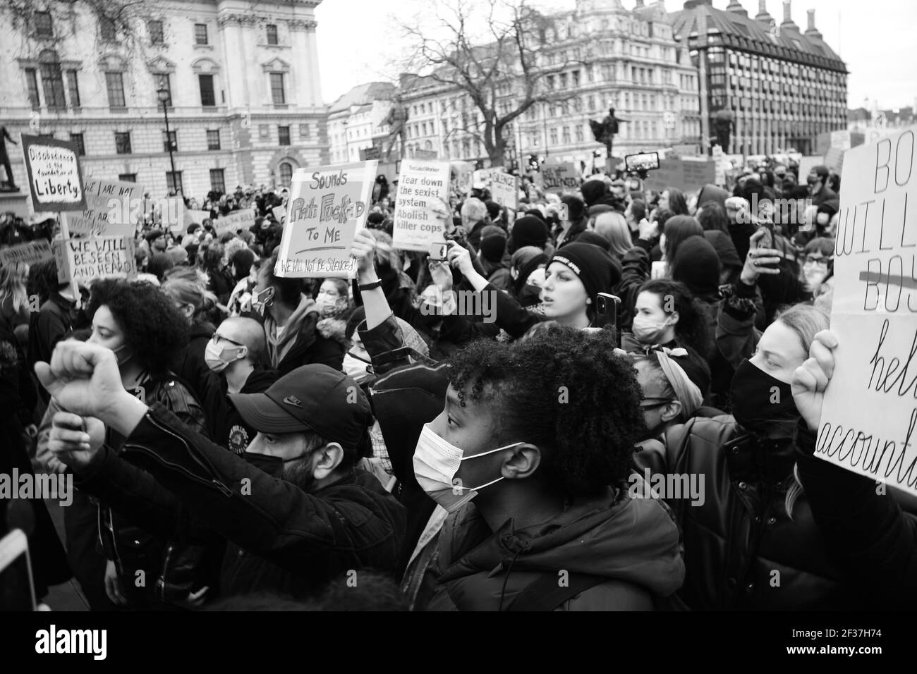 Cientos de personas se reunieron en la Plaza del Parlamento en una vigilia para Sarah Everard, pero también para mostrar preocupación por el nuevo proyecto de ley de delincuencia que está a punto de ser introducido. Foto de stock