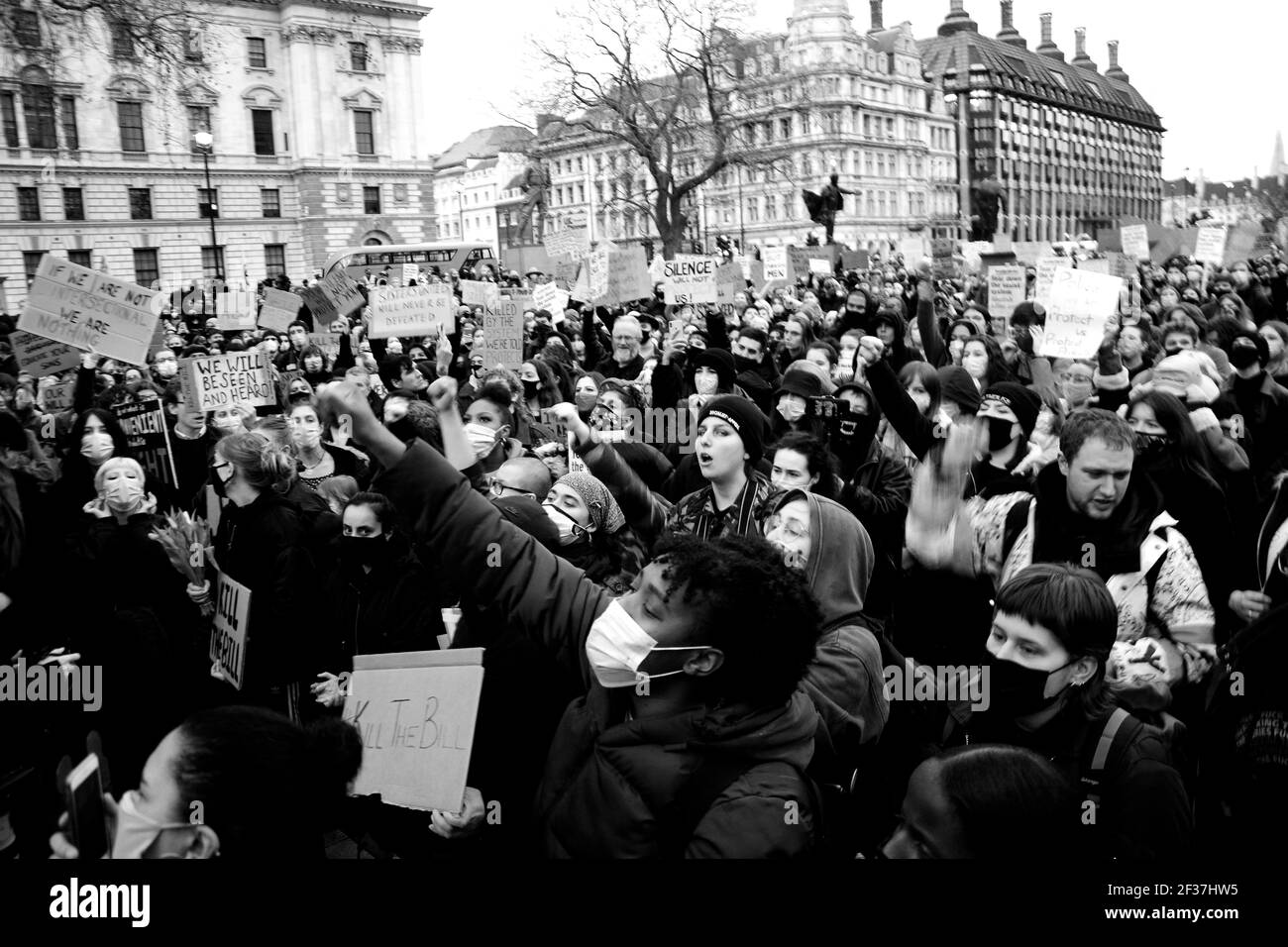 Cientos de personas se reunieron en la Plaza del Parlamento en una vigilia para Sarah Everard, pero también para mostrar preocupación por el nuevo proyecto de ley de delincuencia que está a punto de ser introducido. Foto de stock