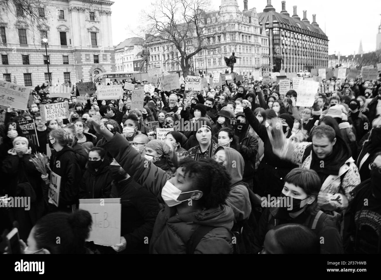 Cientos de personas se reunieron en la Plaza del Parlamento en una vigilia para Sarah Everard, pero también para mostrar preocupación por el nuevo proyecto de ley de delincuencia que está a punto de ser introducido. Foto de stock