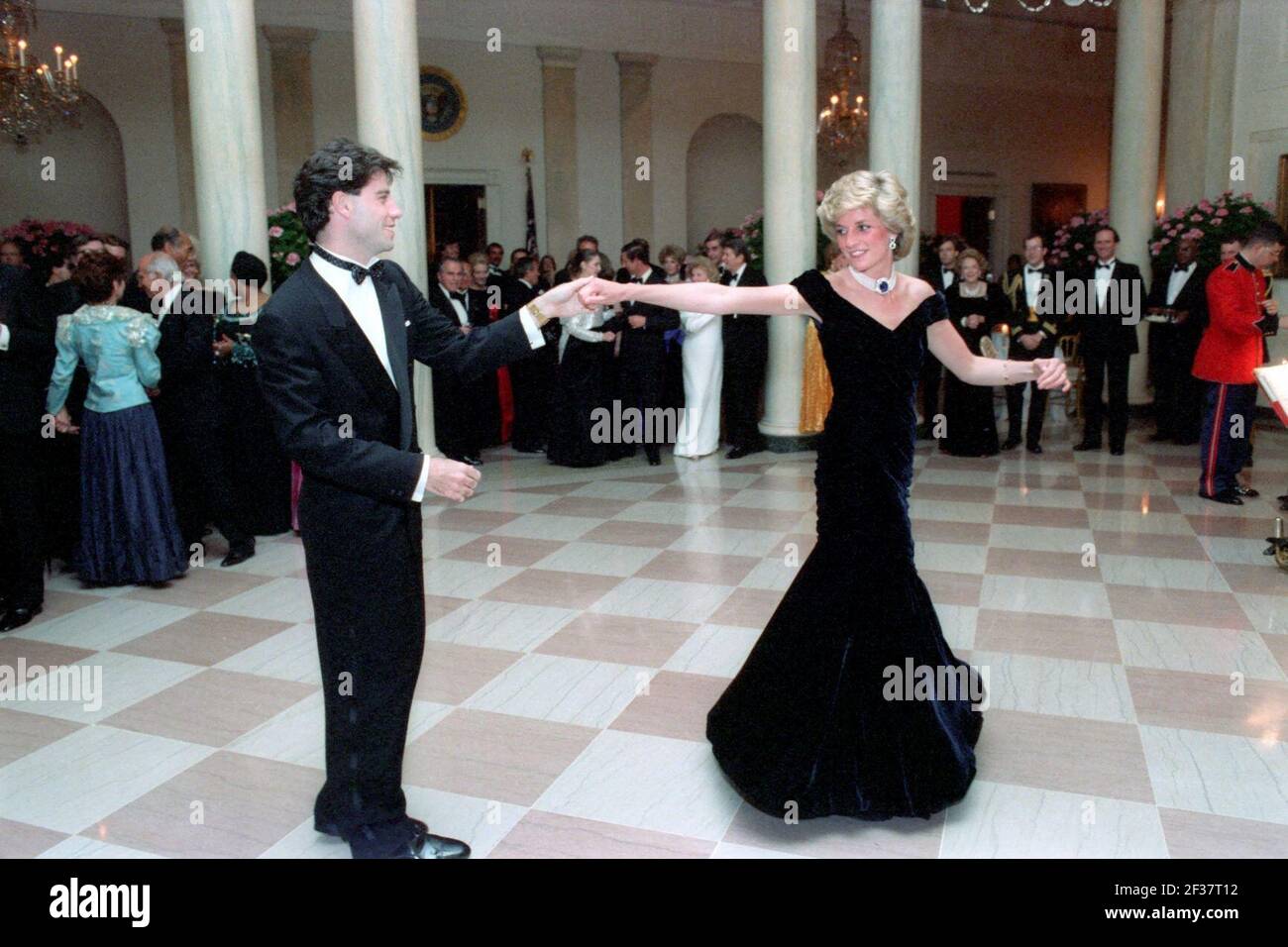 Casa De John Travolta Por Dentro Princesa Diana bailando con John Travolta en Cross Hall en la Casa Blanca  Fotografía de stock - Alamy
