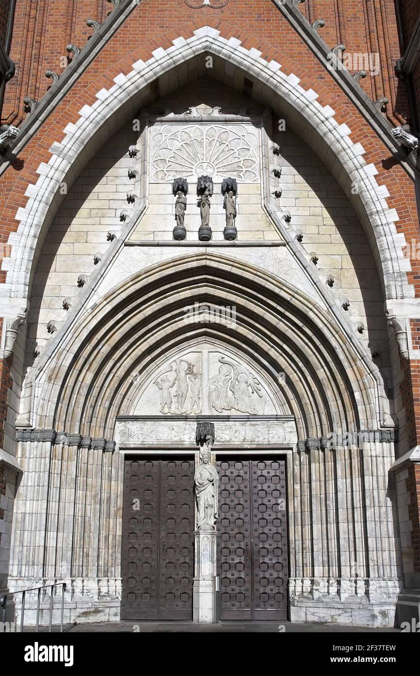 SUECIA, Schweden; Catedral de Uppsala - Exterior; Dom zu Uppsala - Aussenansicht; Entrada principal - portal. Haupteingang - Portal. Foto de stock