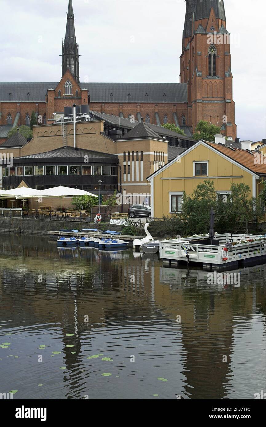 SUECIA, Schweden; Catedral de Uppsala - Exterior; Dom zu Uppsala - Aussenansicht; Jardines de restaurante vacíos junto al río Fyris. Leere Restaurantgärten. Foto de stock