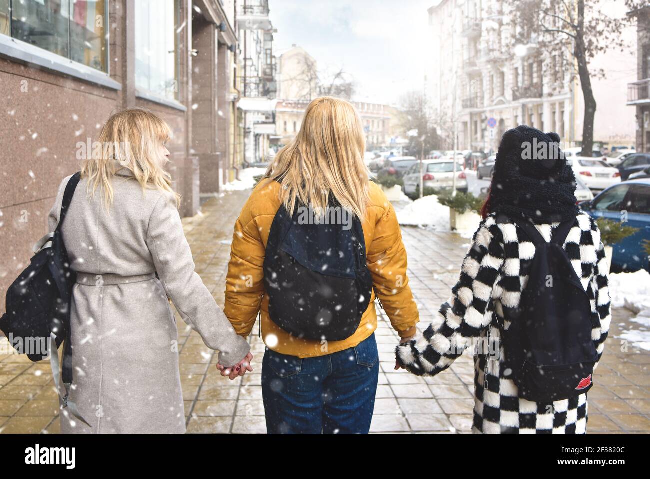 Tres niñas caminando en el patio de la escuela vista desde atrás concepto de amistad Foto de stock