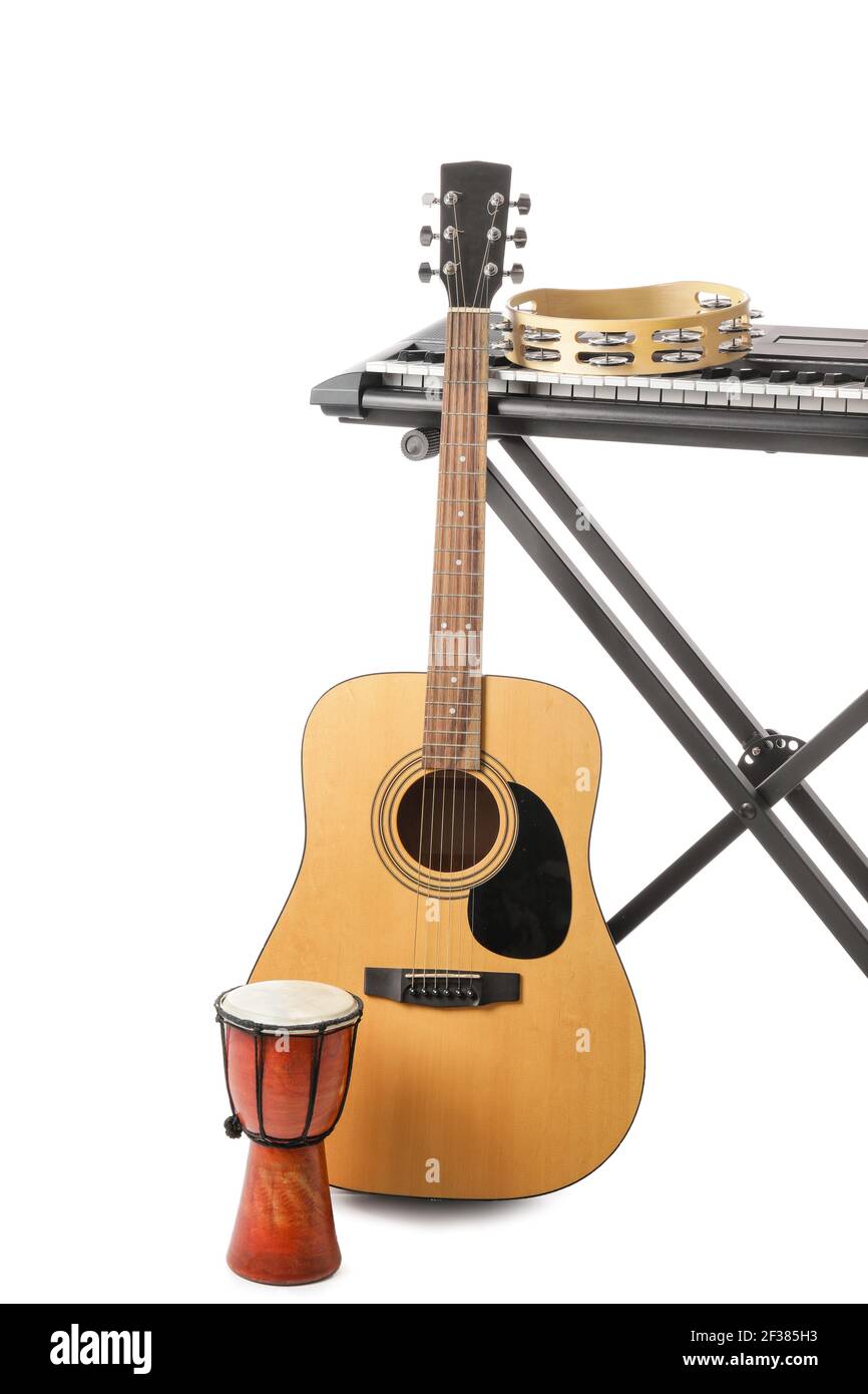 Diferentes instrumentos musicales sobre fondo blanco Fotografía de stock -  Alamy