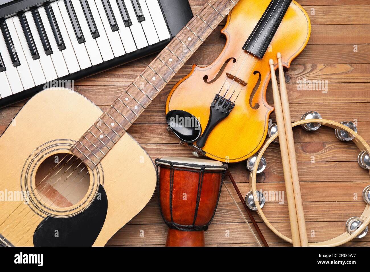 Diferentes instrumentos musicales sobre fondo de madera, closeup Fotografía  de stock - Alamy