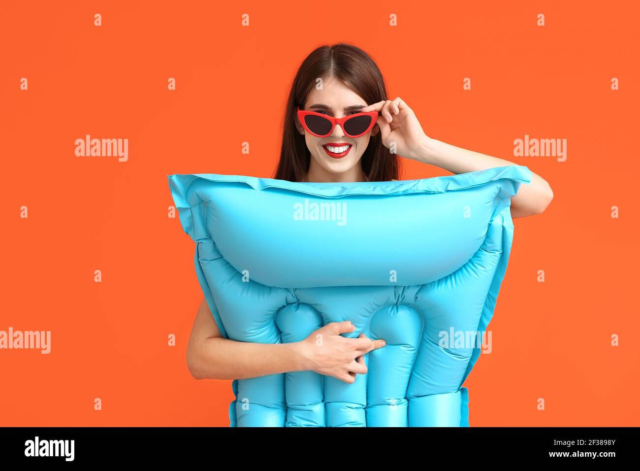 Chica en gafas se acuesta en un colchón inflable de playa junto a la piscina,  mujer en traje de baño con colores, Stock Footage Incluyendo: bebida y  cóctel - Envato Elements