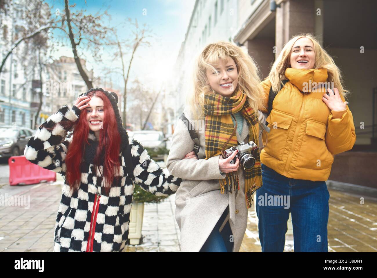 Vacaciones, concepto de turismo - tres hermosas chicas turistas, divertirse corriendo por la brillante ciudad Foto de stock