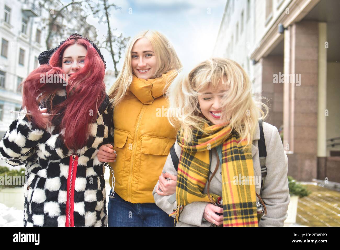 Vacaciones, concepto de turismo - tres hermosas chicas turistas, divertirse corriendo por la brillante ciudad Foto de stock