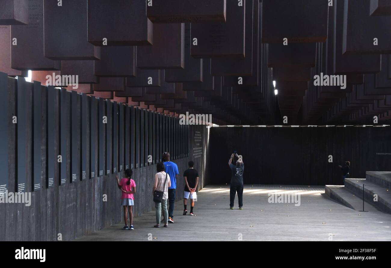 Montgomery, Alabama, EE.UU. 14th de marzo de 2021. 800 columnas de acero  honran a más de 4.000 víctimas de linchamientos raciales en el Monumento  Nacional por la Paz y la Justicia en