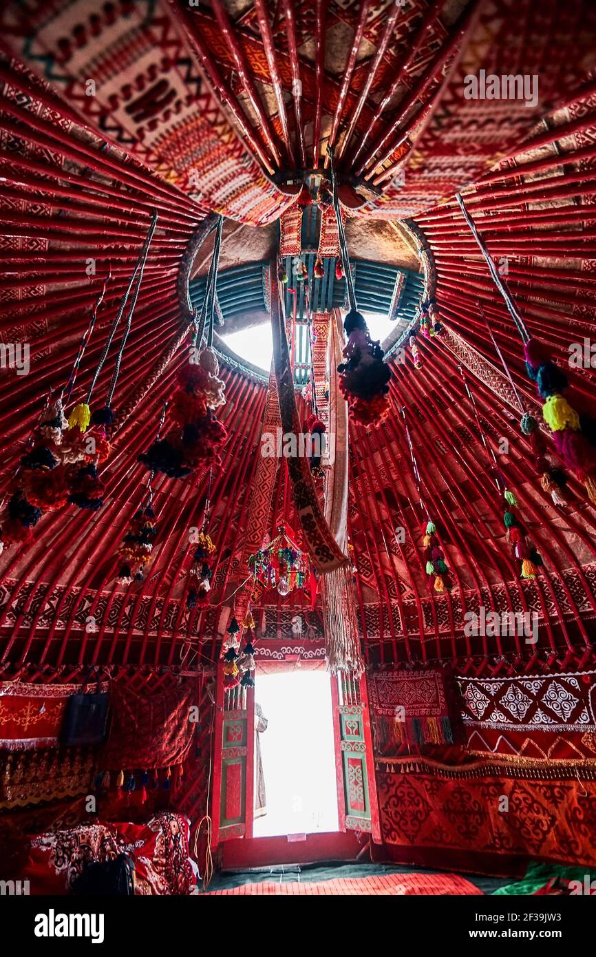 Dentro de la casa nacional kazaja Yurt. Foto de stock