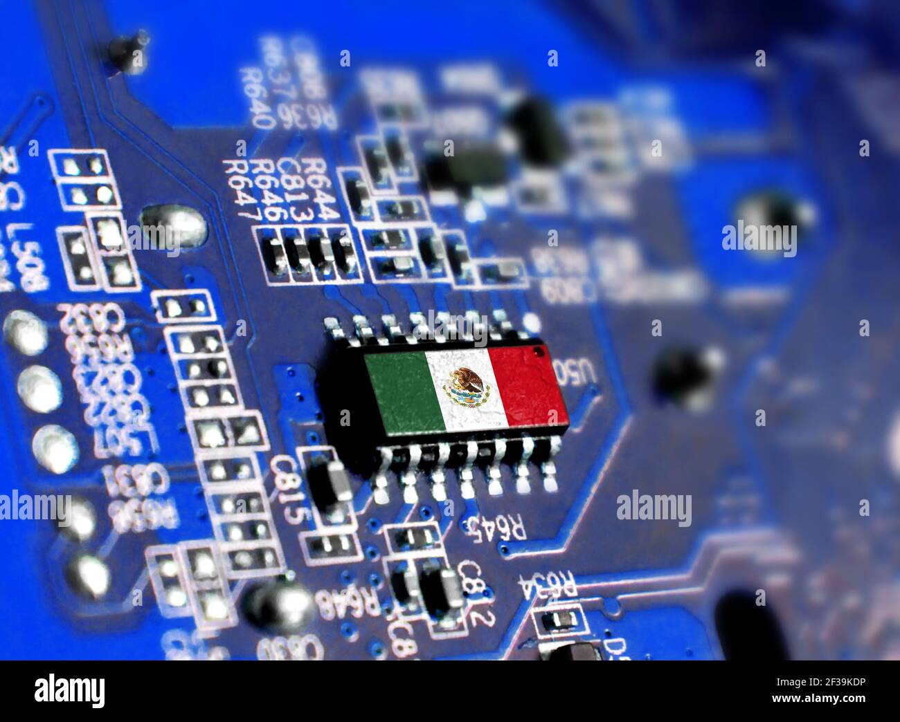Placa electrónica con microchip integrado y bandera de México. El concepto  de tecnologías informáticas modernas Fotografía de stock - Alamy