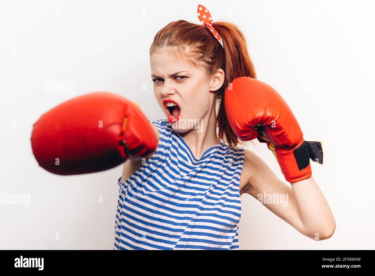 mujer en una y guantes de boxeo para deportes sobre un claro Fotografía de stock - Alamy