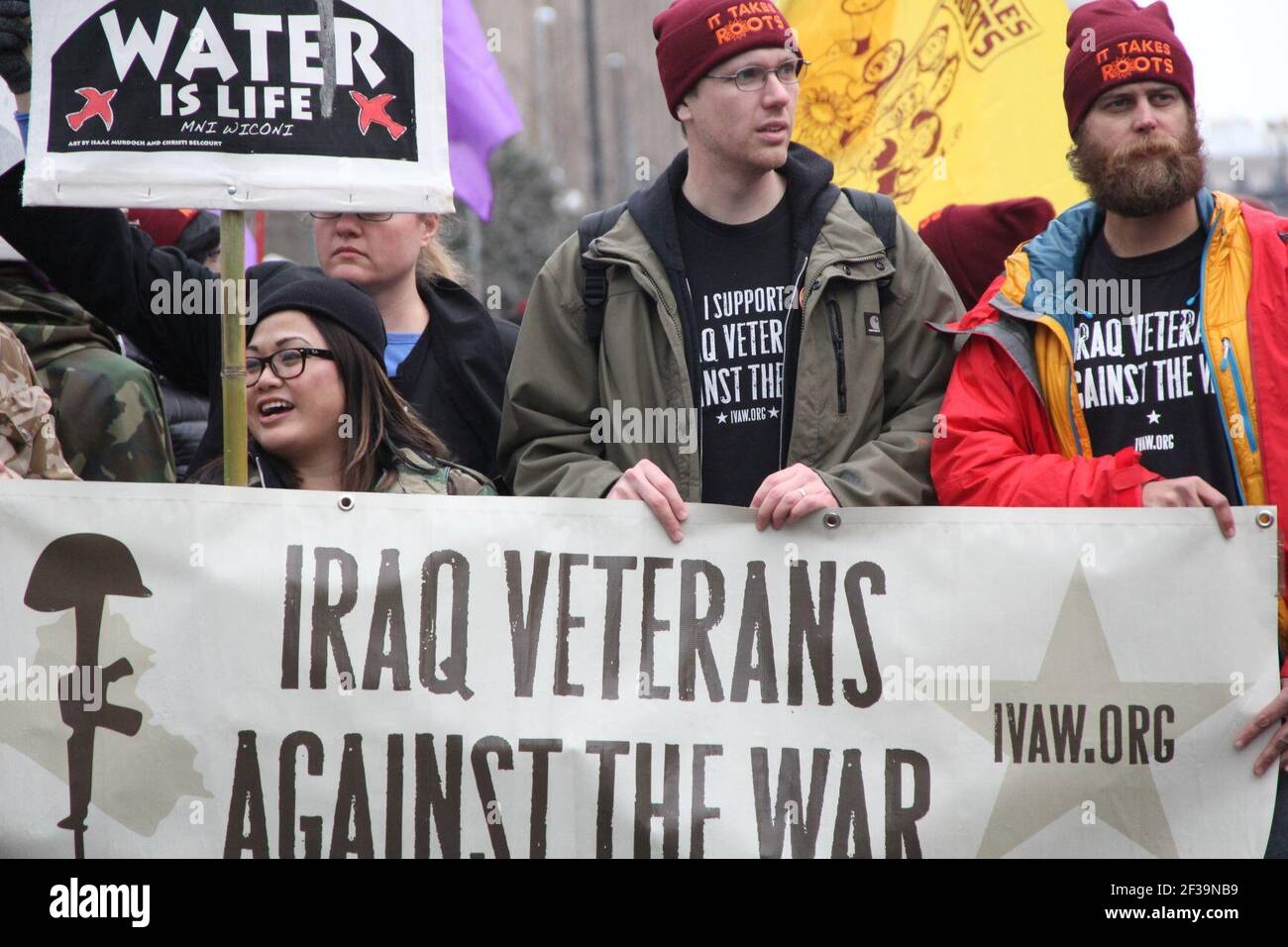Los manifestantes se pronuncian en contra de la guerra —y en apoyo del agua— cuando Donald Trump juró como presidente de los Estados Unidos en 45th en Washington, D.C., Jan, 20, 2017. Foto de stock