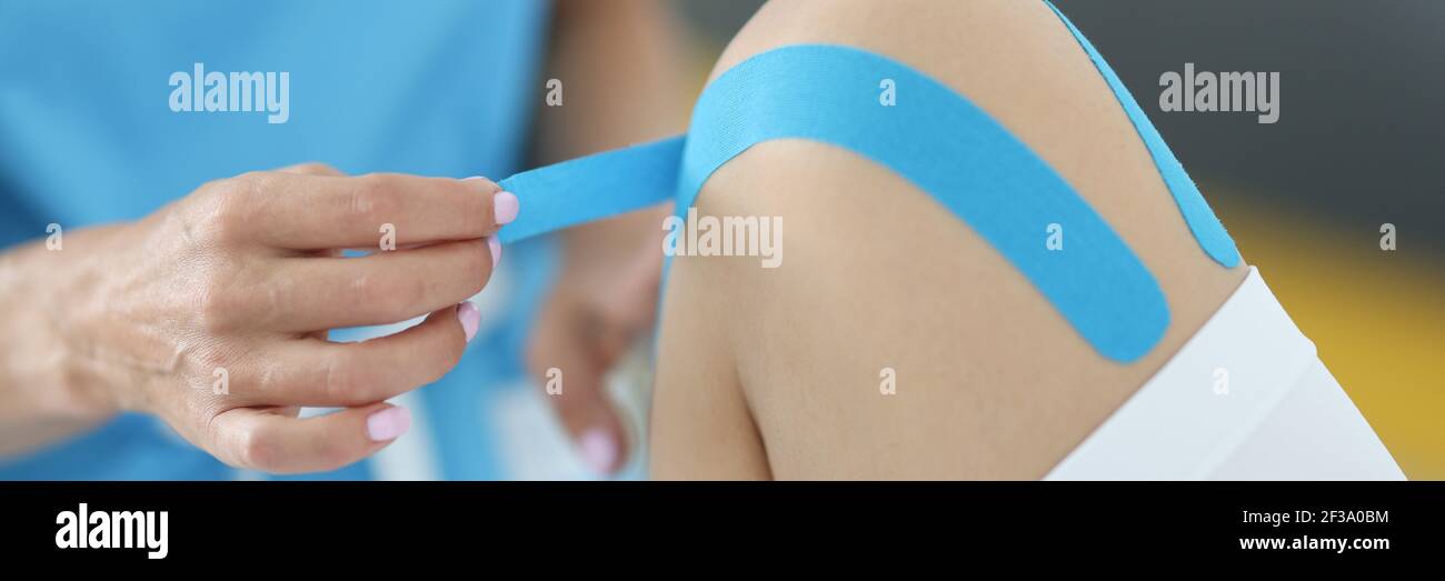 El médico pega las cintas del paciente para aliviar el dolor articular  Fotografía de stock - Alamy