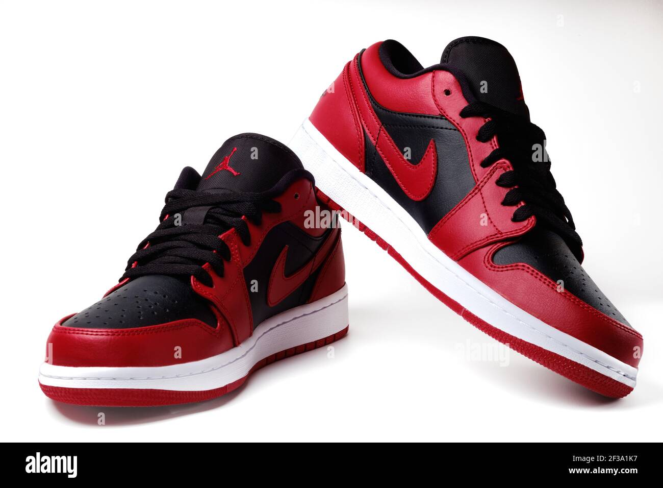 Zapatillas de lona de colores Nike Air Jordan 1 Retro Low Reverse Bred  aislado sobre blanco Fotografía de stock - Alamy