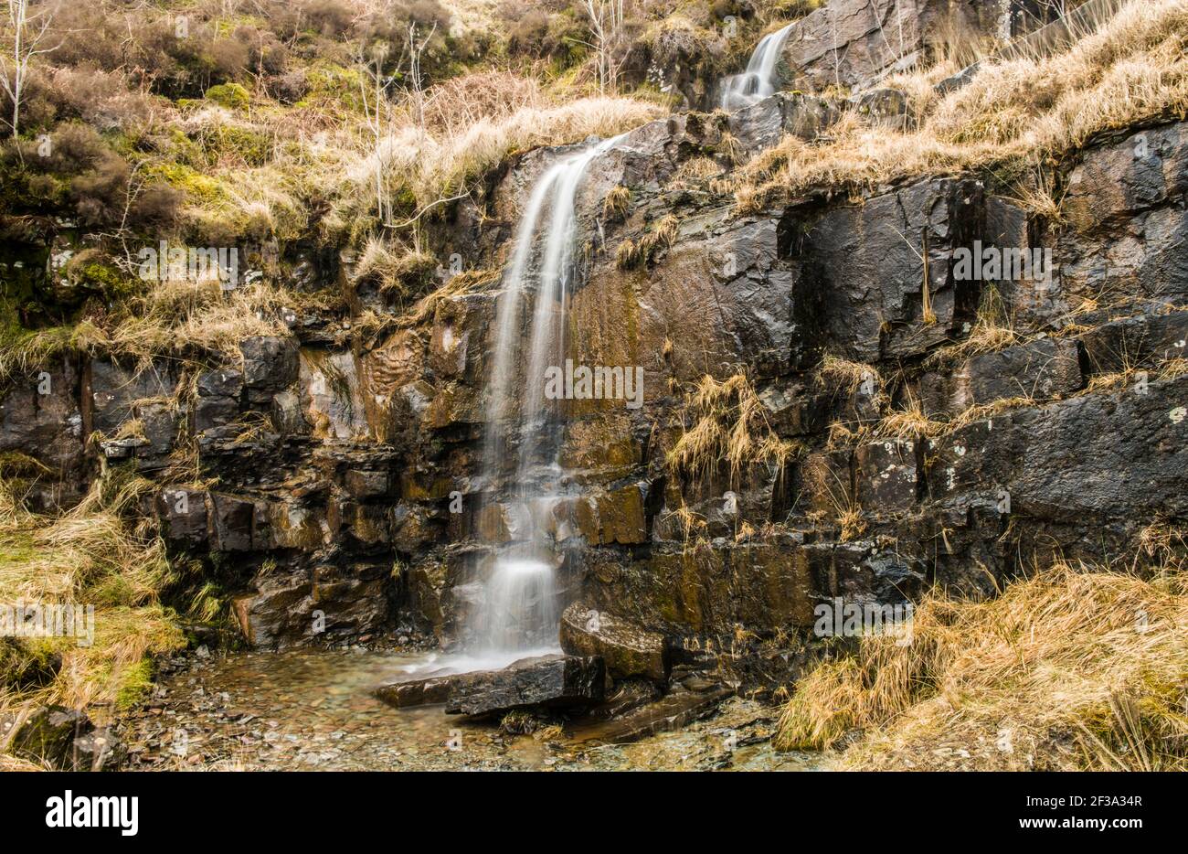Una cascada en el lado del A470 sobre el Parque Nacional Brecon Beacons Foto de stock