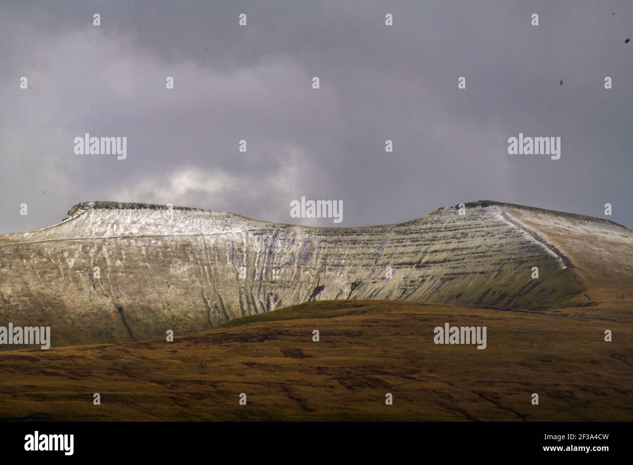 Pen y Fan y Corn Du en marzo con una nieve Cubierta en los Beacons Brecon Foto de stock